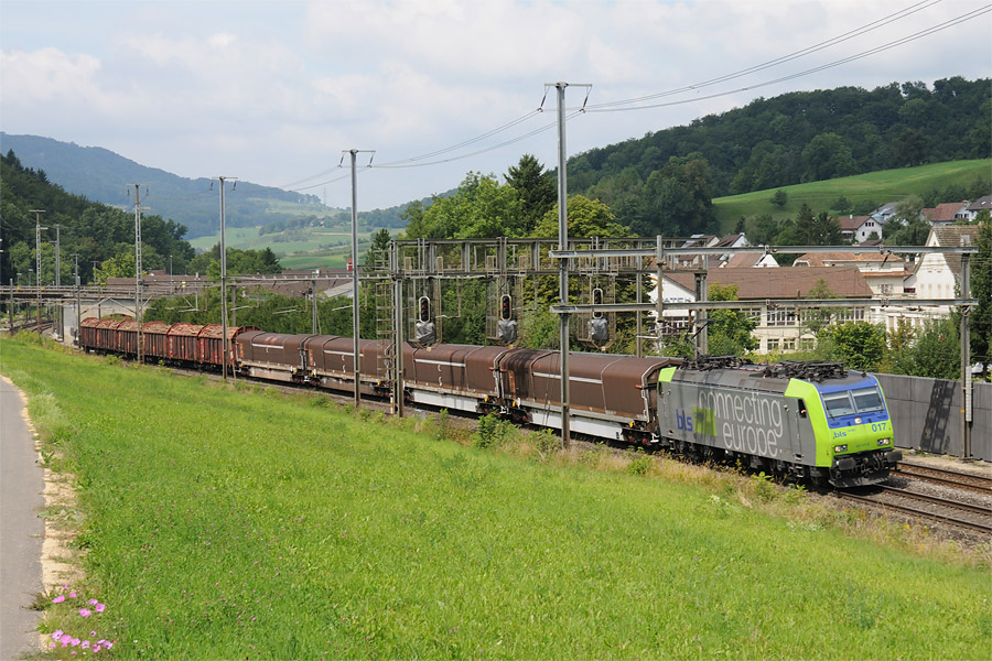 La Re 485 017-8 de BLS Cargo &agrave; Tecknau, en direction d'Olten.
