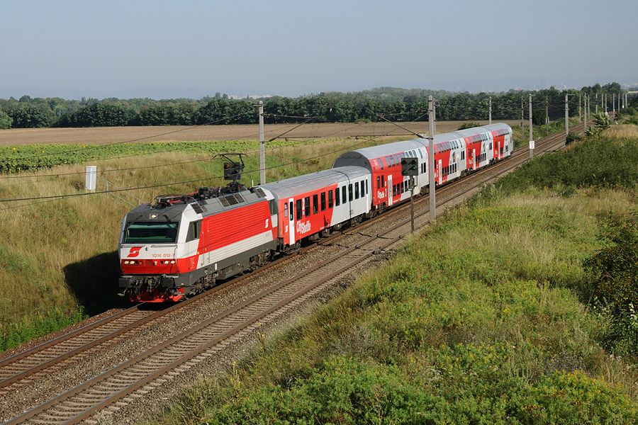 La 1014 012-7 sur le RegionalExpress 7607 "Leitha" Wien Sudbf 08h12 - Bratislava-Petrzalka 08h42 &agrave; Gramatneusiedl.