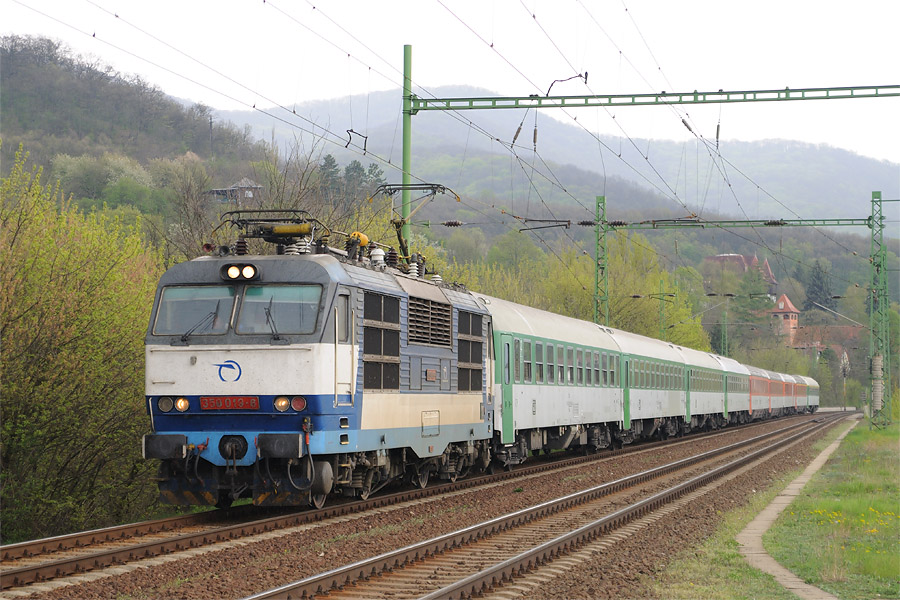 L'EuroCity 278 "Jaroslav Hašek" Budapest Keleti pu 13h33 - Praha Holešovice 20h33 au passage à Zebégeny.