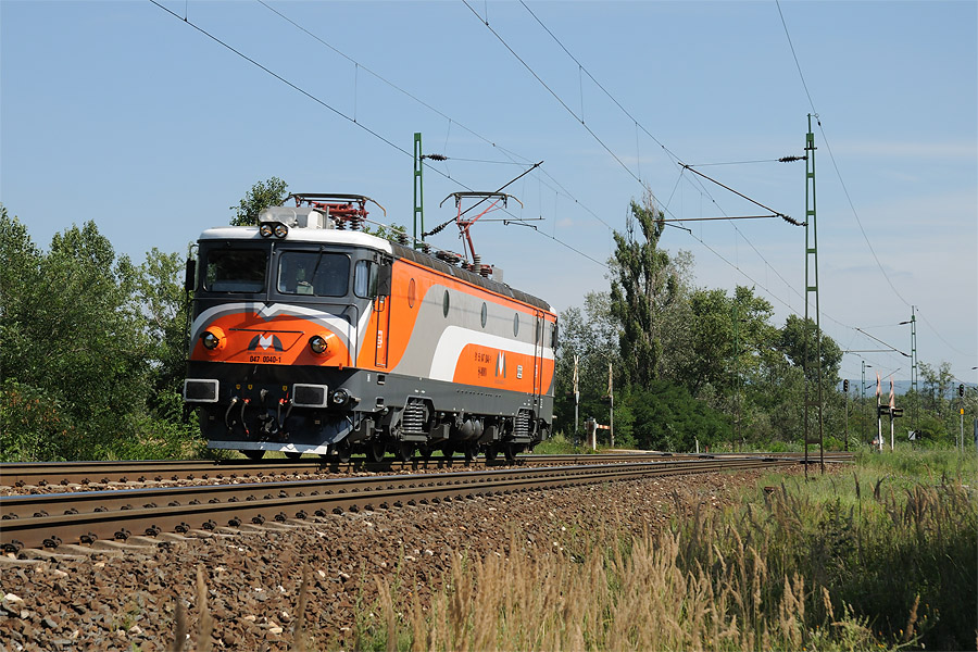 La 047 0040-1 du MMV &agrave; Alm&aacute;sf&uuml;zitő, se dirige HLP vers Gy&ouml;r. Cette locomotive est issue de la s&eacute;rie 40 des CFR. La locomotive a &eacute;t&eacute; modernis&eacute;e, avec des moteurs de traction IGBT.