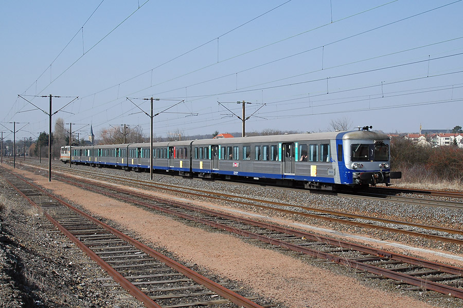 Le TER 23745 Metz-Ville - R&eacute;milly &agrave; Peltre, BB 16500 en pousse.