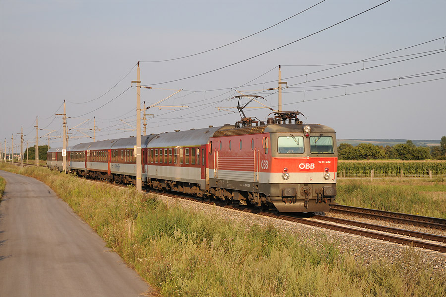 La 1044 033 sur l'IC 404 "Tatran" Ko&scaron;ice 12h44 - Wien Westbf 19h54 &agrave; Trautmannsdorf an der Leitha