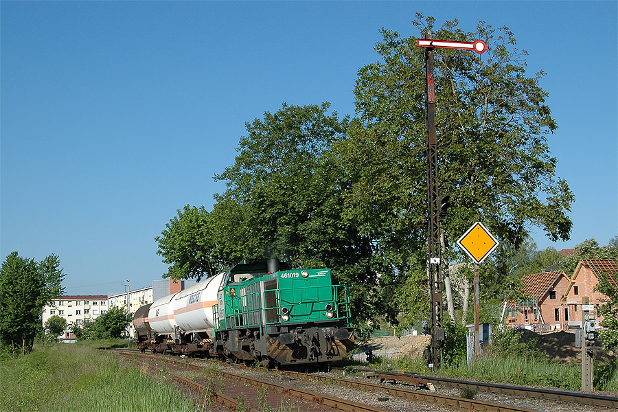 BB 61019 en t&ecirc;te, le train 48234 Lauterbourg - Ludwigshafen (BASF) Ubf quitte Lauterbourg.
