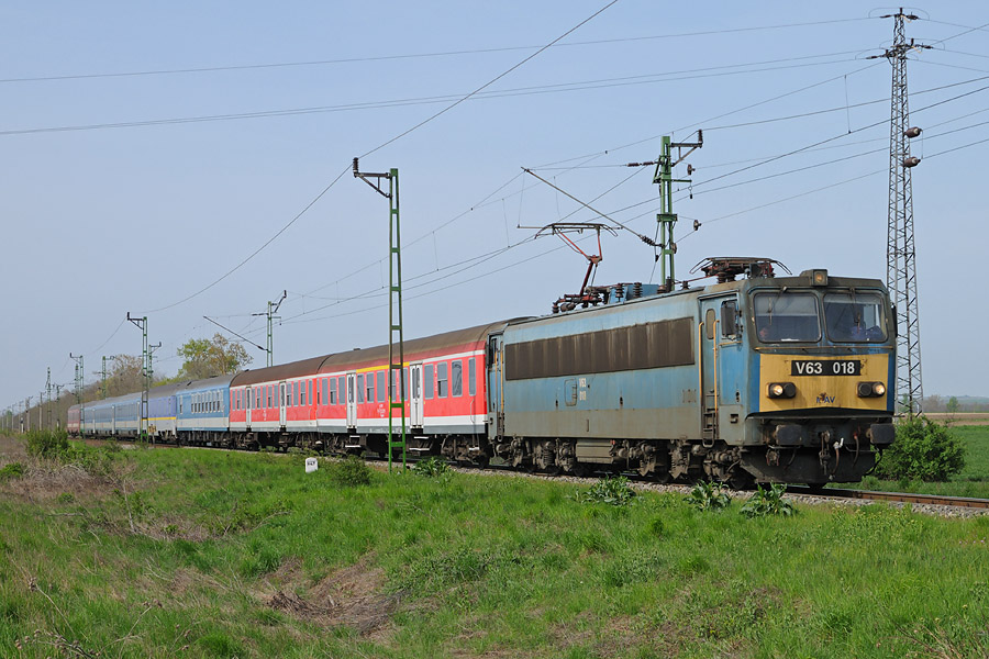 L'EuroNight "Venezia" Venezia Santa Lucia - Budapest Keleti pu &agrave; Polg&aacute;rdi, V63 018 en t&ecirc;te. En t&ecirc;te, le train comporte deux voitures r&eacute;gionales et une voiture-restaurant ajout&eacute;es &agrave; Gy&eacute;k&eacute;nyes. Suit de fa&ccedil;on d&eacute;sordonn&eacute;e la tranche internationale compos&eacute;e d'un WL CFR Venezia - Bucureşti, de 3 voitures MAV Venezia - Budapest, et d'une voiture place assises des CFR Venezia - Bucureşti.