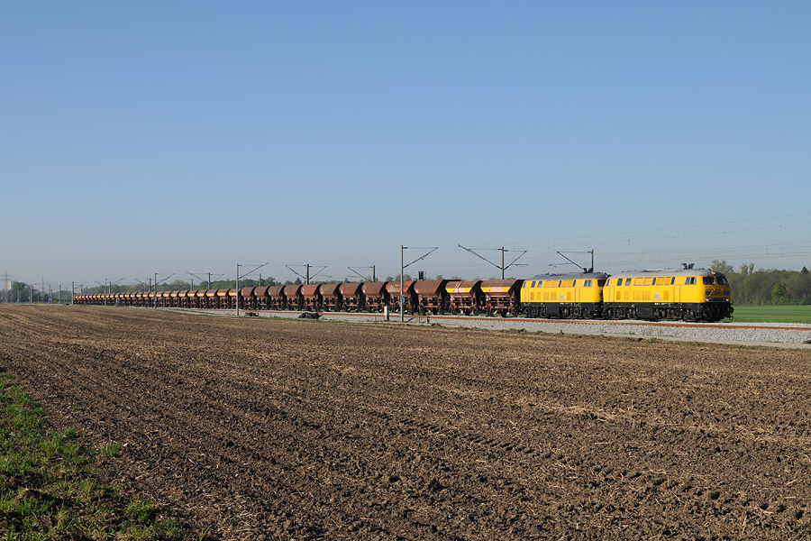 Un train de ballast &agrave; Kissing, tract&eacute; par DBG, dans le cadre des travaux de mise &agrave; quatre voies de la ligne Augsburg - M&uuml;nchen.