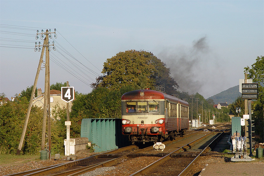 Entr&eacute;e en gare d'Etang, du TER 893112 Chalons sur Saone - Etang, assur&eacute; par l'X 4397.