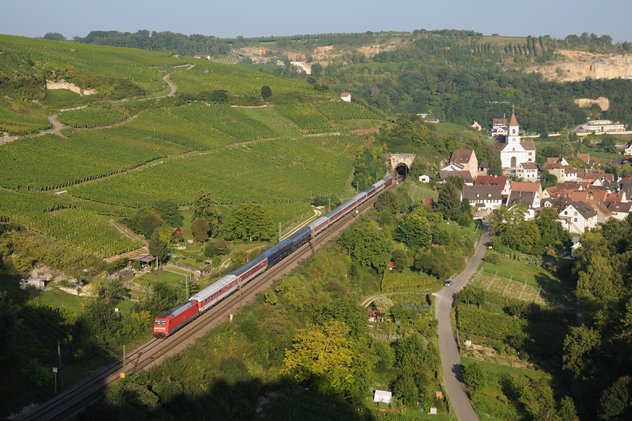 L'EuroNight "Johannes Kepler" Basel SBB - Praha Hole&scaron;ovice &agrave; Istein. Ce train achemine plusieurs tranches ordonnanc&eacute;es comme suit : Basel - K&oslash;benhavn H, Basel - Praha H., Basel - Moskva B., Basel - Warszawa Wsch.