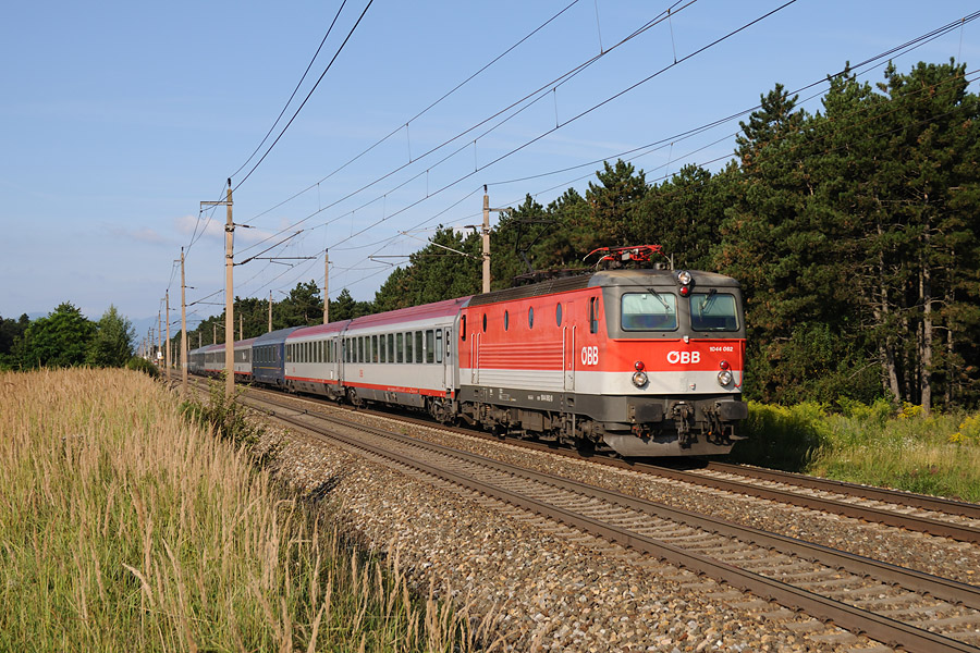 L'EuroNight 234 "Tosca" Roma Termini 19h10 - Wien sud 08h52 arrive &agrave; Wiener Neustadt. Il  Ce train achemine une tranche Milano Centrale 20h05 - Venezia Mestre 22h57/01h26 - Wien Sudbf 08h52, achemin&eacute;e par le train IC 639 de Milano &agrave; Venezia Mestre.
