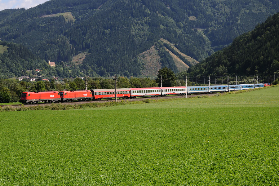 L'IC 533 Wien-S&uuml;dbahnof - Villach Hbf &agrave; Oberaich, UM 1116 en t&ecirc;te. Ce train est compos&eacute; de voitures des &Ouml;BB, et plus &eacute;tonnamment de voitures des M&Aacute;V-START. En queue, des fourgons portes autos Wien Sudbf - Villach.