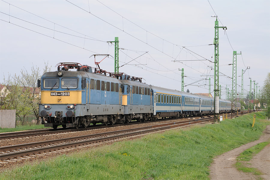 Le train "Maros/Mureş" T&acirc;rgu Mureş - Arad - Budapest Keleti pu &agrave; la sortie de S&uuml;lysap. En queue, le train achemine une WL BDZ Sofia - Wien (normalement achemin&eacute;e par l'EN "Ister", et deux WL CFR Bucureşti - Venezia Santa Lucia. Ces deux derni&egrave;res voitures seront remises sur l'EN "Venezia" &agrave; Budapest Keleti pu.