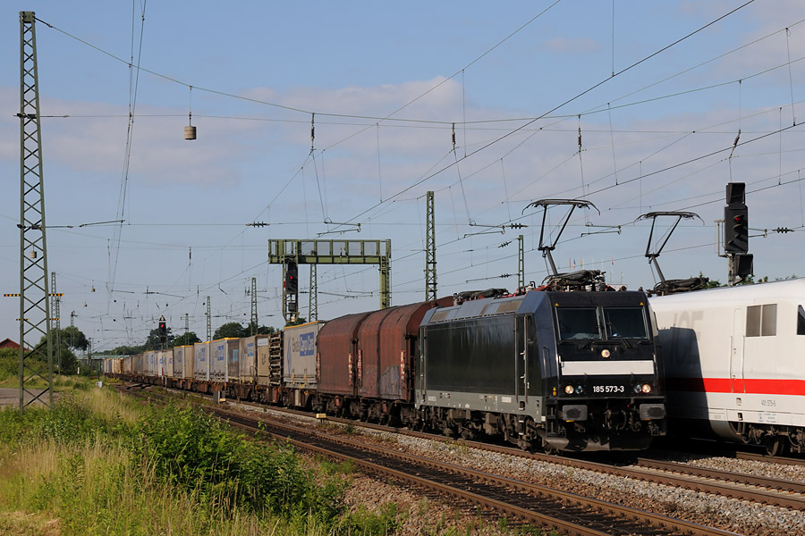 La BR 185 573-3 &agrave; Niederschopfheim, remontant vers Karlsruhe en t&ecirc;te d'un train du transport combinant, acheminant deux wagons conventionnels en t&ecirc;te.