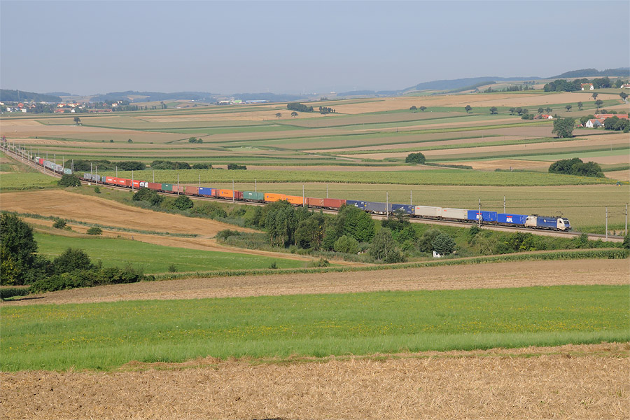 &Agrave; Ebersberg, une Taurus du WLB, en t&ecirc;te d'un train du transport combin&eacute;, se dirige vers Wien.