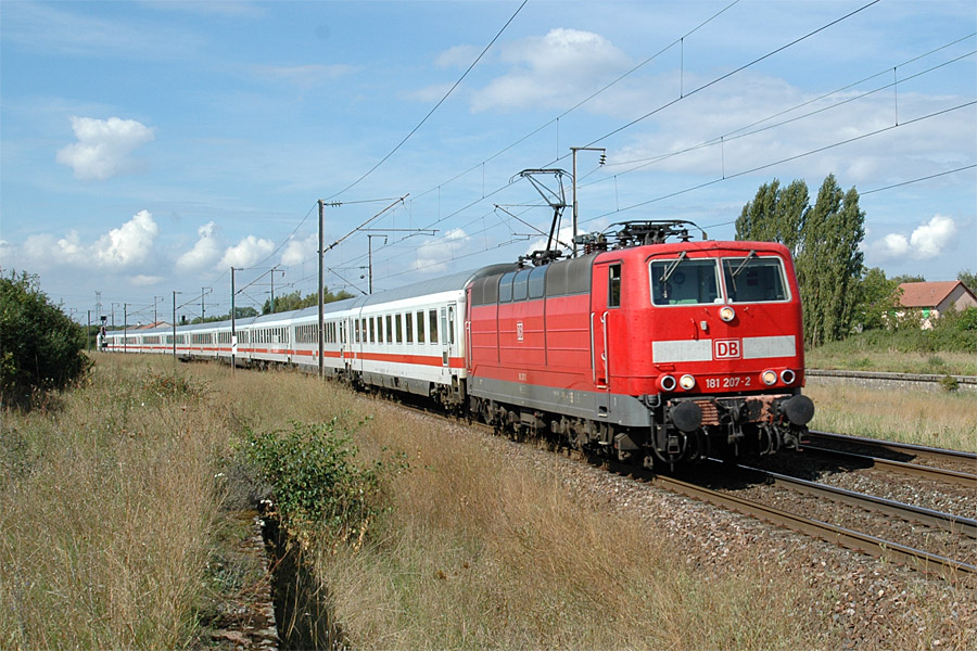 L'EuroCity 57 Paris-Est - Frankfurt am Main Hbf dans la courbe de Courcelles/Nied, BR 181 207-2 en t&ecirc;te.