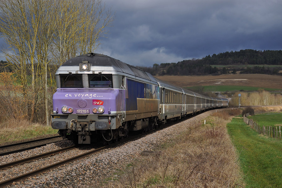 Le train 1041 Paris-Est - Basel, au passage &agrave; Gudmont. Suite &agrave; travaux sur la ligne 4, le train 1041 &eacute;tait d&eacute;tourn&eacute; le 03/03/2007 entre Noisy et Chaumont, par Chalons en Champagne, Vitry le Francois et St Dizier.
