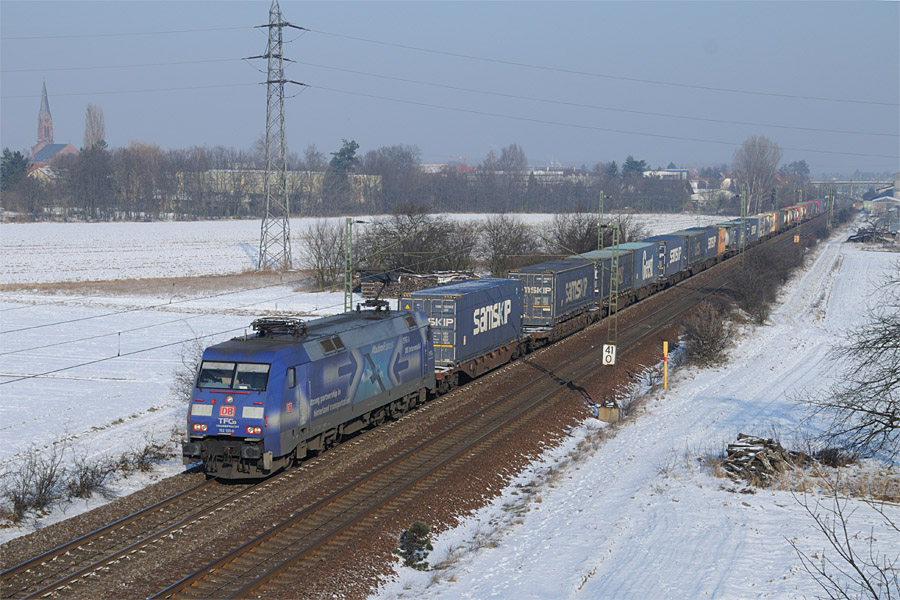 La BR 152 135-0, en t&ecirc;te d'un train du transport combin&eacute;, passe &agrave; Graben-Neudorf, en direction de Karlsruhe.