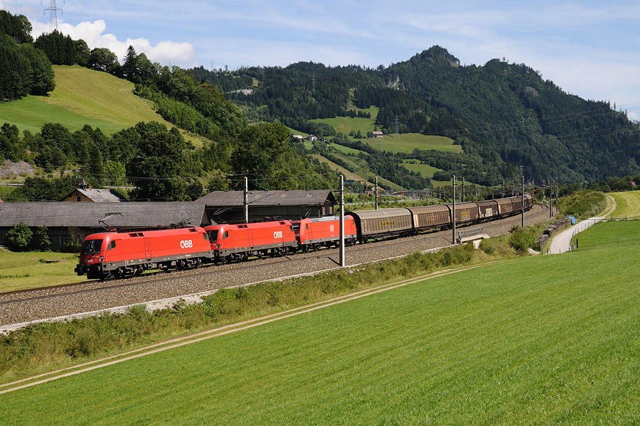 UM Taurus &Ouml;BB renforc&eacute;e d'une BR 185 DB, en t&ecirc;te d'un train de fret &agrave; Wald am Schoberpass, se dirigeant vers Leoben.