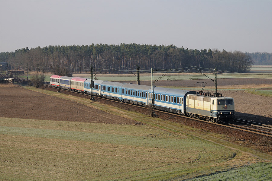 L'EuroNight 408 "Danubius" Budapest Keleti pu - Frankfurt am Main &agrave; Graben-Neudof. Le train est compos&eacute; en t&ecirc;te de la tranche Budapest Keleti pu - Frankfurt am Main Hbf, en queue de la tranche Wien Westbf - Frankfurt am Main Hbf. En t&ecirc;te, la BR 181 211-4 baptis&eacute;e "Lorraine" et derni&egrave;re repr&eacute;sentante de la s&eacute;rie en livr&eacute;e bleu et cr&egrave;me.