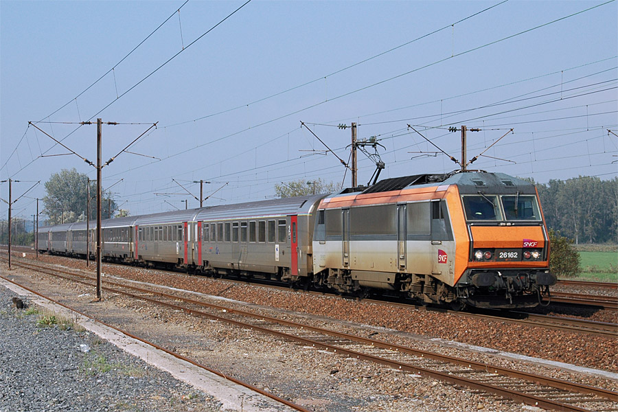 Le TER 830347 Metz-Ville - Strasbourg-Ville &agrave; R&eacute;milly, BB 26162 en t&ecirc;te.