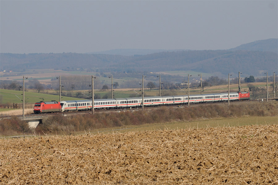 L'IC 2260 M&uuml;nchen Hbf - Karlsruhe Hbf &agrave; Bauerbach, et encadr&eacute; de deux BR 101.