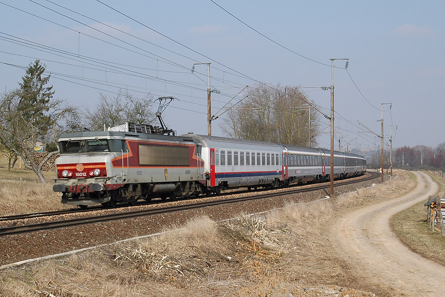 L'EuroCity 91 Bruxelles-Midi - Brig au passage &agrave; Aub&eacute;court (57), juste apr&egrave;s la bifurcation de R&eacute;milly Ligne 3/Ligne 11.