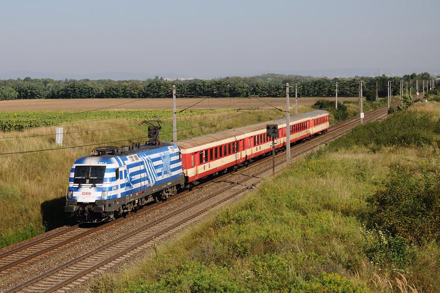 La Taurus 1116 007-4 en pelliculage "EM Griechland" sur l'EuroRegio 9437 Wien S&uuml;dbahnof 08h40 - Gy&ouml;r 10h16 &agrave; Gramatneusiedl.