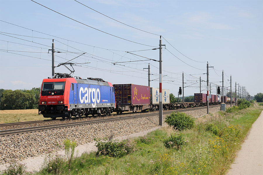 La Re 482 036-1 se dirigeant vers Sankt P&ouml;lten, au passage &agrave; Rhor.