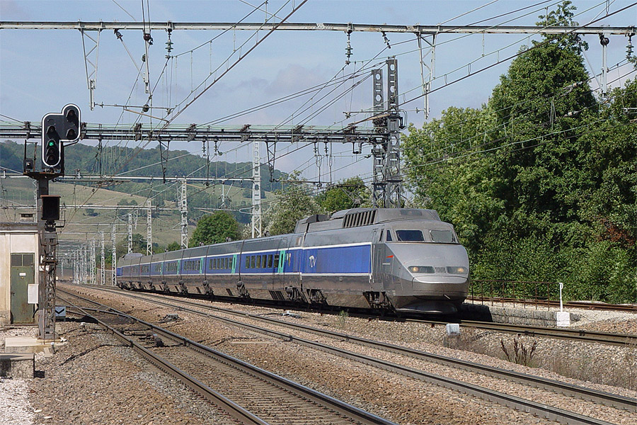 Passage &agrave; Blaisy-Bas du train 6711 Paris-Gare de Lyon - Dijon-Ville.