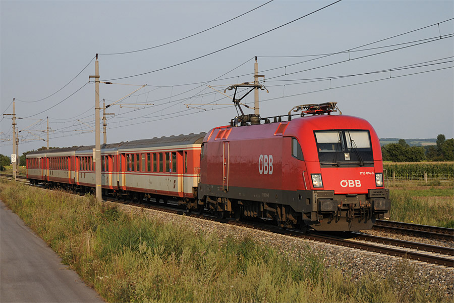 L'ER 9446 Gy&ouml;r - Wien Sudbahnof &agrave; Trautmannsdorf an der Leitha, 1116 014-0 en t&ecirc;te.