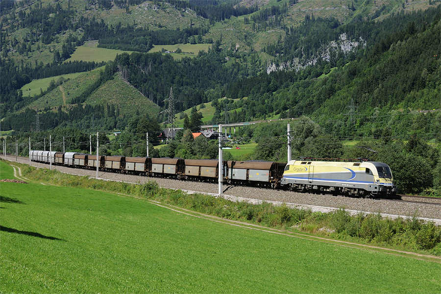 La 182 581 (ES 64 U2-081) Cargoserv sur un train de Coke pour la "Stahlwerk Linz", au passage &agrave; Wald Am Schoberpass.