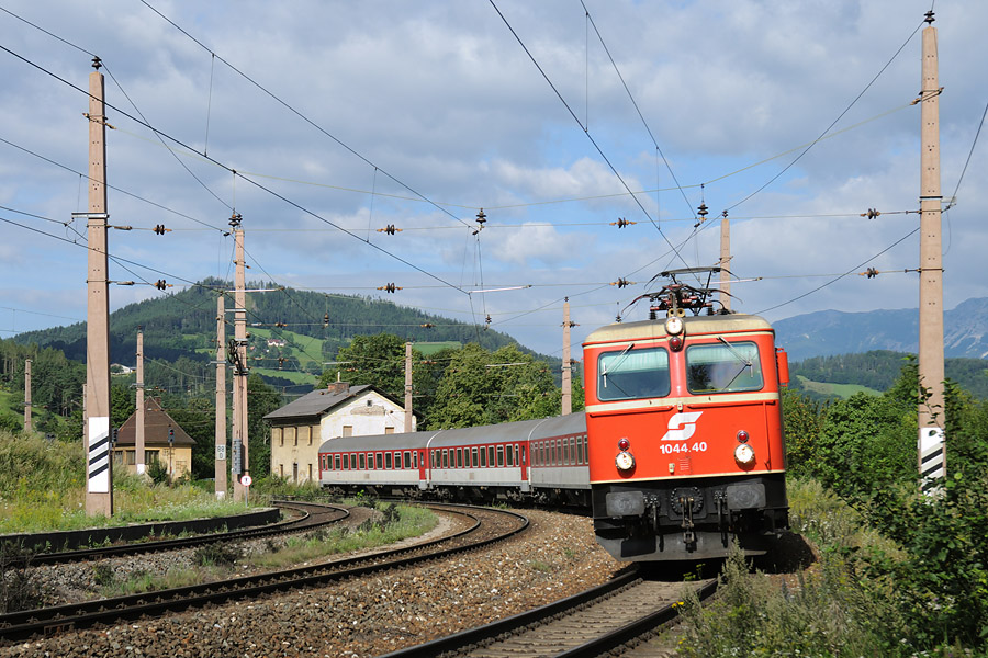 L'ErlebnisZug 1953 "Wiener Alpen" Bratislava-Petržalka - M&uuml;rzzuschlag traverse dans arr&ecirc;t, la gare d'Eichberg am Semmering.