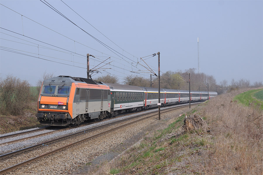 L'EuroCity 91 "Vauban" Bruxelles-Midi - Chur &agrave; Kanfen. En t&ecirc;te, une UIC-X CFF en renforcement.