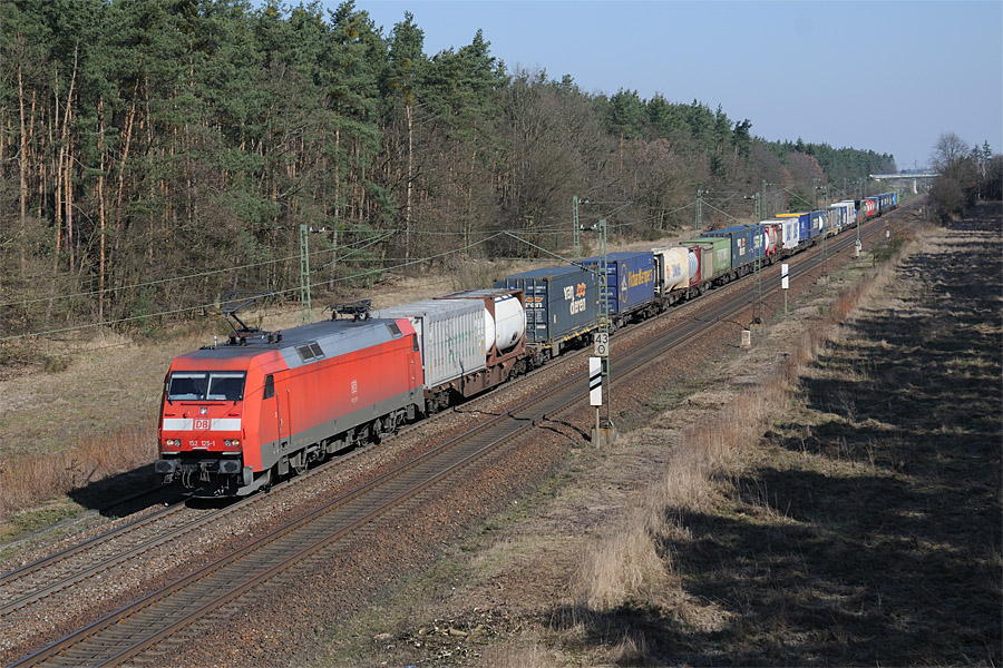 La BR 152 125-1 &agrave; Graben-Neudorf, en t&ecirc;te d'un train du transport combin&eacute; descendant vers Karlsruhe.