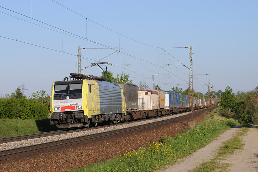 L'ES 64 F4-022, en t&ecirc;te d'un train du combin&eacute;, &agrave; Osterm&uuml;nchen en Bavi&egrave;re. Le train provient du Brenner, et se dirige vers M&uuml;nchen. La locomotive est utilis&eacute;e par "Lokomotion Gesellschaft f&uuml;r Schienentraktion".