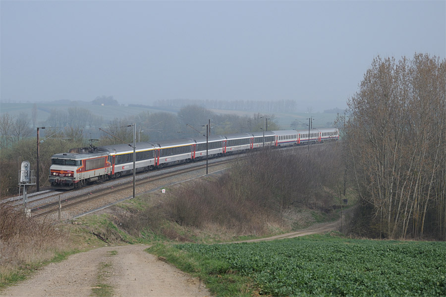 L'EuroCity 91 "Vauban" Bruxelles-Midi - Chur à Kanfen, 15017 en tête.