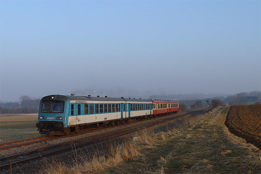 Une UM de X 4300, du coté d'Obermodern, assure le TER 830932 Strasbourg - Sarreguemines.