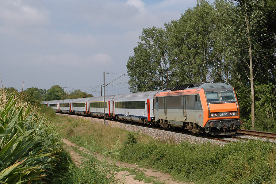 L'EuroCity 91 Bruxelles-Midi - Brig au passage &agrave; Suisse (57), BB 26000 en t&ecirc;te.