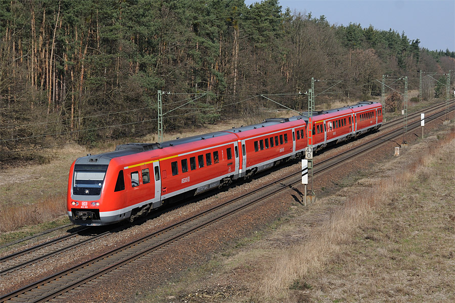 Une UM de VT 612, assurant le train RE 3855 Mainz Hbf &ndash; Karlsruhe Hbf. Ce train emprunte l&rsquo;itin&eacute;raire tortueux via Worms, Ludwigshafen Hbf, Speyer, Germersheim, franchit ensuite le Rhin pour rejoindre la RheinBahn &agrave; Graben Neudorf.
