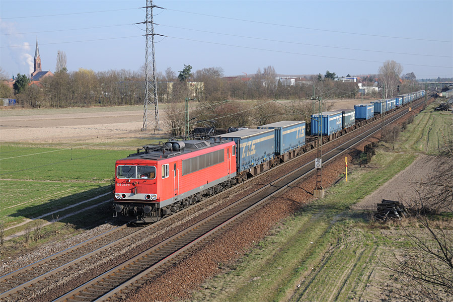 La BR 155 243-9 en t&ecirc;te d'un train du transport combin&eacute; &agrave; Graben-Neudorf, se dirige vers Karlsruhe.