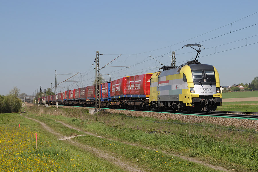 L'ES 64 U2-033 KombiVerkehr &agrave; Hattenhofen, se dirige vers M&uuml;nchen.
