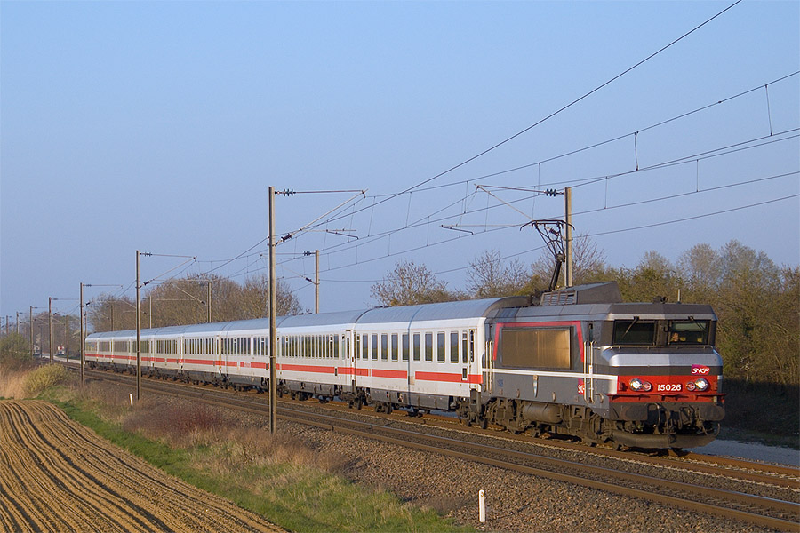 L'EuroCity 56 Frankfurt/M Hbf - Paris-Est &agrave; Etrepy, au Pk 220.3 de la ligne 1.