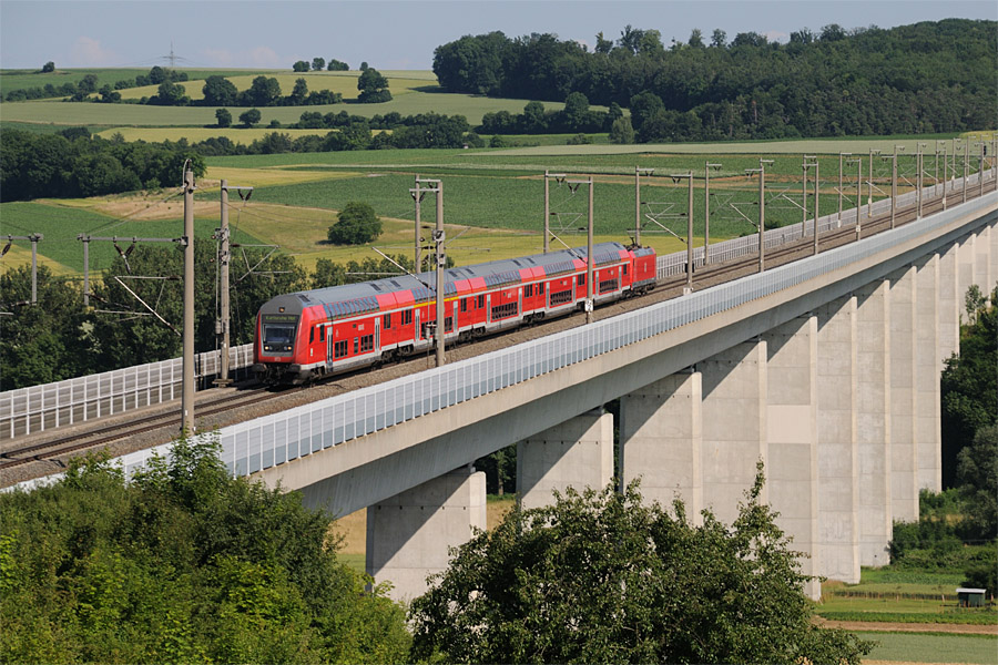 L'InterRegioExpress 4910 Stuttgart Hbf - Karlsruhe Hbf à Vaihingen.