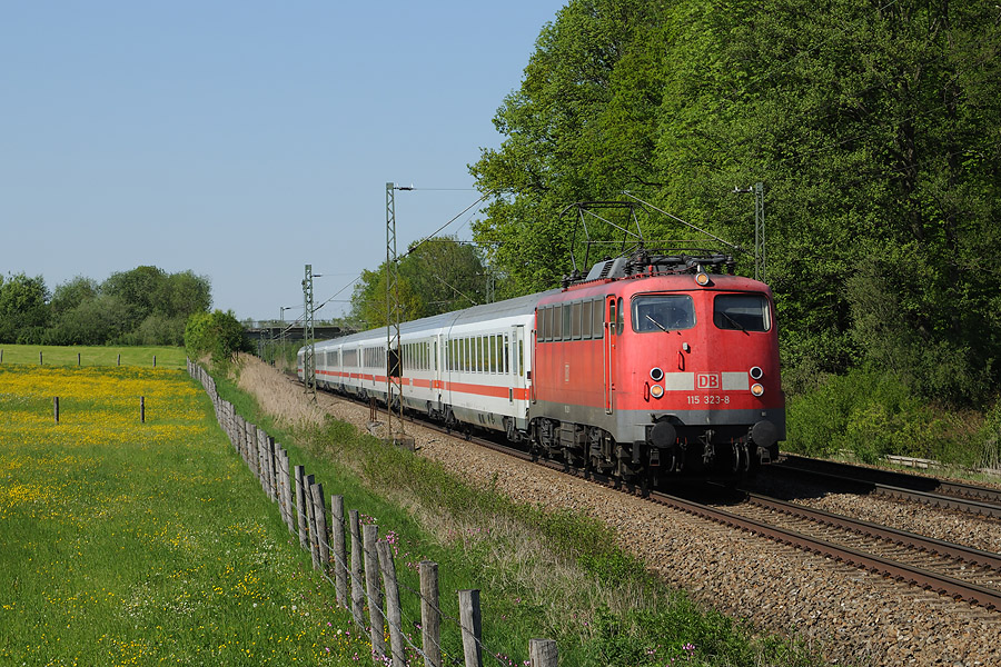 BR 115 323-8 &agrave; Vogl sur un Ersatzz&uuml;ge de l'IC 83 de M&uuml;nchen Hbf &agrave; Innsbruck Hbf. La rame reviendra en soir&eacute;e &agrave; M&uuml;nchen Hbf en marche &agrave; vide, avec la m&ecirc;me locomotive.