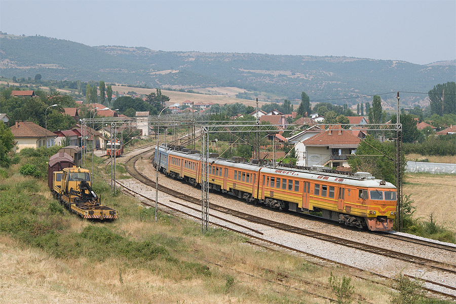 Le train 8933 Skopje 10h50 - Veles 11h44 quitte la gare de Zelenikovo, 25 km au sud-est de Skopje.