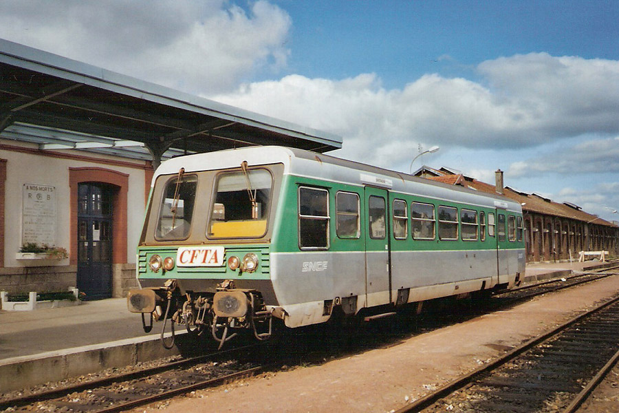 L'X 97153 stationne en gare de Carhaix, en attendant un nouveau service.