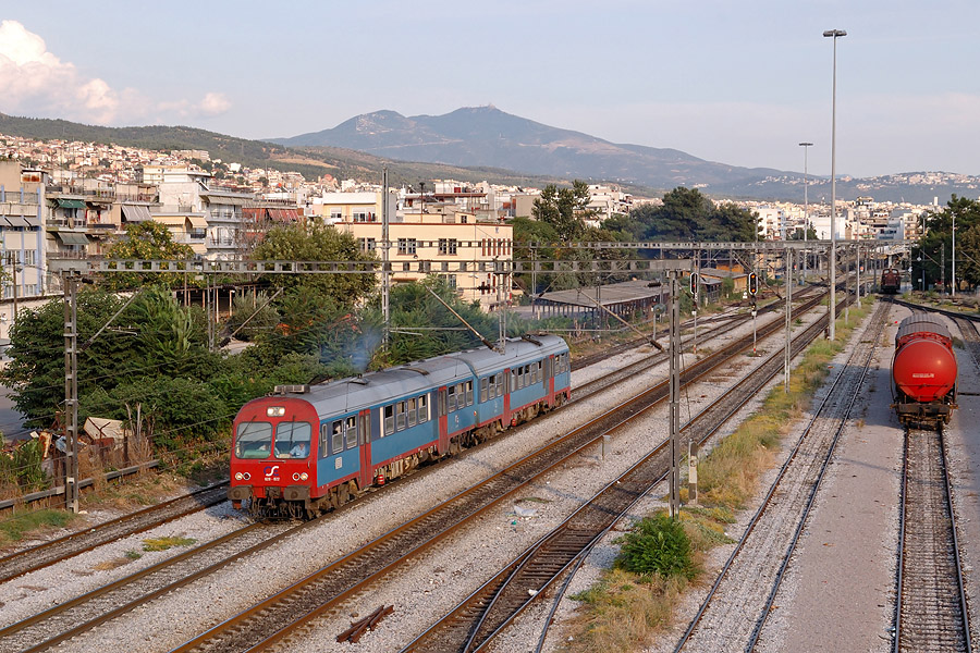 Le train 755 Thessaloniki/Θεσσαλονίκη - Edessa/Ἔδεσσα quitte Thessaloniki.