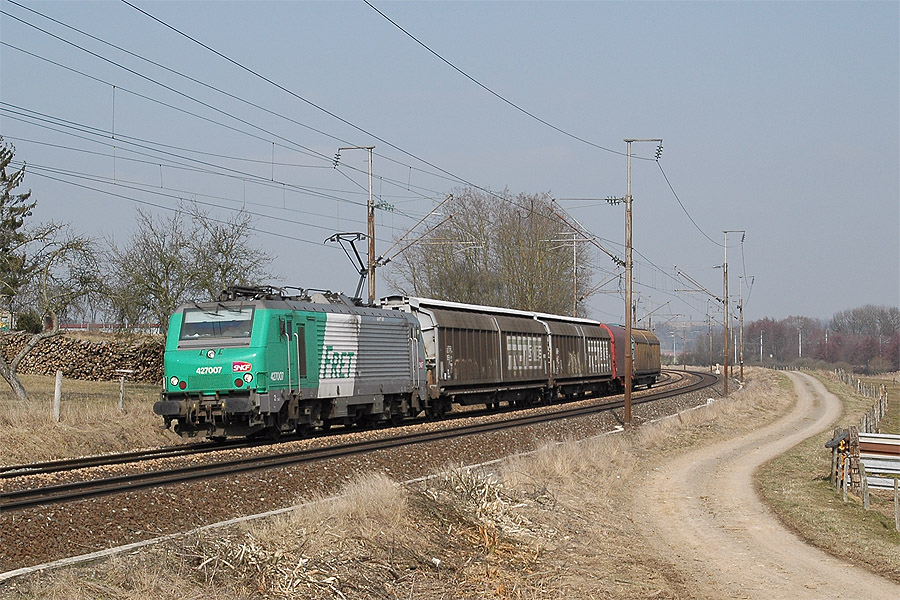 Passage &agrave; Aubecourt, juste derri&egrave;re le train 91, du train 54135 Woippy - Hausbergen. Il circule exceptionnellement avec des horaires avanc&eacute;s de 2 heures sur tout son parcours.