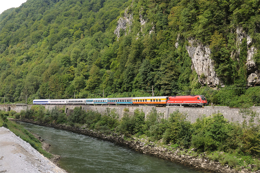 Dans les Gorges de la Sava, entre Sava et Zagorje ob savi, passage franchement en retard du train 415 Schwarzach St Veit - Beograd.