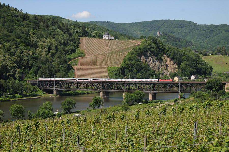 L'IC 335 Luxembourg 10h24 - Norddeich Mole 18h04 franchit le viaduc sur la Moselle &agrave; Bullay.