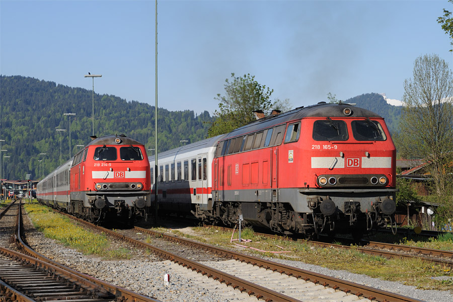 Les 218 214-5 et 218 165-9 &agrave; Oberstdorf, en attente de refoulement en gare. La BR 218 214-5 est en t&ecirc;te de la rame qui assurera l'IC 2084 "Nebelhorn" Oberstdorf - Augsburg Hbf (puis Hamburg Altona), la 218165-9 est en t&ecirc;te de la rame qui assurera l'IC 2012 "Allg&auml;u" Oberstdorf - Hannover.