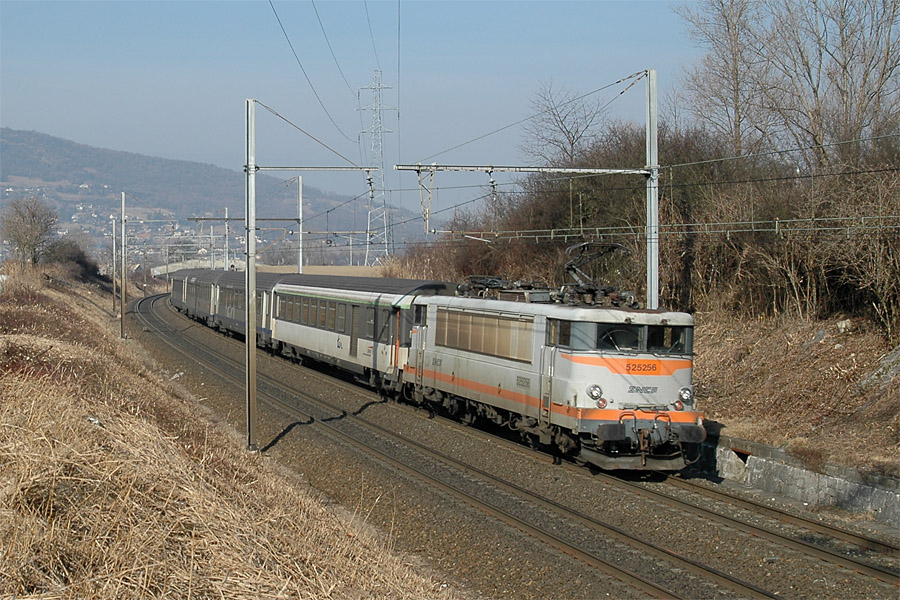 Le TER 883309 Chamb&eacute;ry - Modane &agrave; Myans.